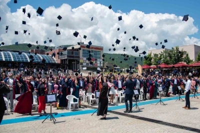 OM&Uuml; Ziraat Fak&uuml;ltesi&rsquo;nde mezuniyet coşkusu: 210 gen&ccedil; m&uuml;hendis kep fırlattı
