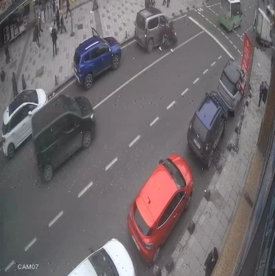 &Ouml;n kaldıran motosikletli park halindeki araca &ccedil;arptı
