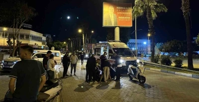 &Ouml;n tekeri patlayan motosikletin s&uuml;r&uuml;c&uuml;s&uuml; yola savrularak ağır yaralandı
