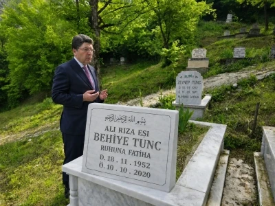 &Ouml;nce annesinin mezarını ziyaret etti sonra şehit anneleri ile buluştu
