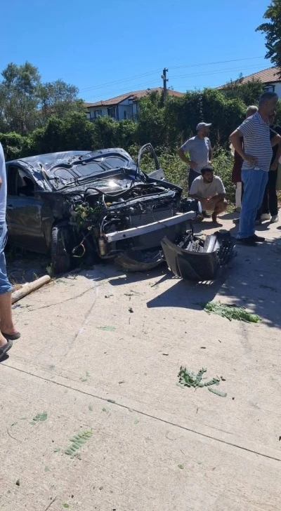 Önce aydınlatma direğine, sonra ağaca çarptı: 2 yaralı
