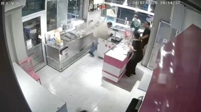 &Ouml;nce cep telefonundaki kişiye el salladı, sonra tabancayla dondurmacıyı &ouml;ld&uuml;rd&uuml;
