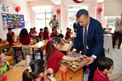 &Ouml;nce karne sonra kek dağıttı
