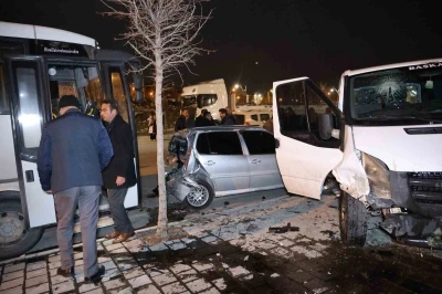 &Ouml;nce kaza, sonra kavga ettiler: 2 yaralı
