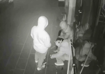 &Ouml;nce sigara i&ccedil;tiler, sonra sakin sakin d&uuml;kkanı soydular
