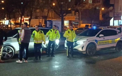 &Ouml;nce yayaya ardından park halindeki araca &ccedil;arpıp ka&ccedil;tı
