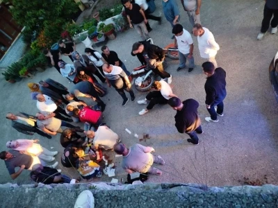 &Ouml;ndeki aracı sollamak isteyen motosikletli istinat duvarından yere &ccedil;akıldı: 2 yaralı
