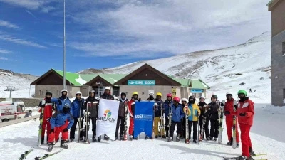 Onlarca &uuml;lkeden &ouml;ğrenci kayakla tanıştı
