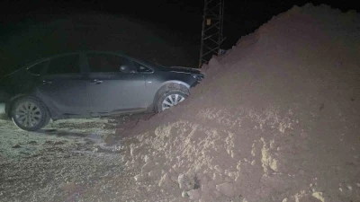 &Ouml;nlem alınmadan yola d&ouml;k&uuml;len toprak yığını gece karanlığında kazaya neden oldu

