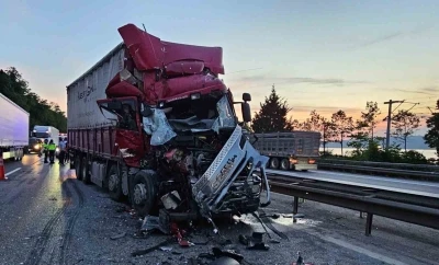 &Ouml;n&uuml;ndeki kamyona &ccedil;arptı, hurdaya d&ouml;nen ara&ccedil;tan hafif sıyrıklarla kurtuldu
