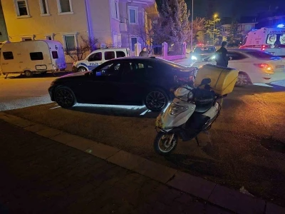 &Ouml;n&uuml;ne ara&ccedil; &ccedil;ıkınca motosikleti deviren kurye yaralandı
