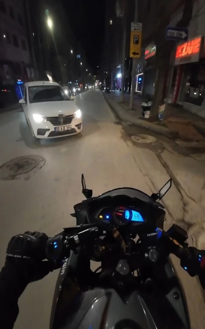 &Ouml;n&uuml;ne bir anda &ccedil;ıkan ara&ccedil;tan kıl payı kurtuldu
