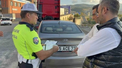 Önüne çıkan kediye çarpmamak için yavaşlayan otomobile motosiklet çarptı: 1 yaralı
