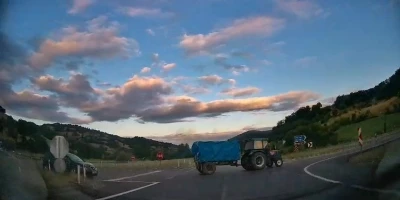 &Ouml;n&uuml;ne &ccedil;ıkan trakt&ouml;re &ccedil;arpmaktan kılpayı kurtuldu: O anlar kamerada
