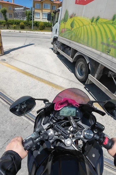 &Ouml;n&uuml;ne kıran kamyona &ccedil;arpmaktan son anda kurtuldu
