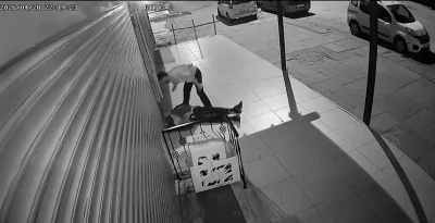 &Ouml;n&uuml;n&uuml; kestiği yaşlı adamın parasını &ccedil;alıp &ouml;ld&uuml;resiye darp etti
