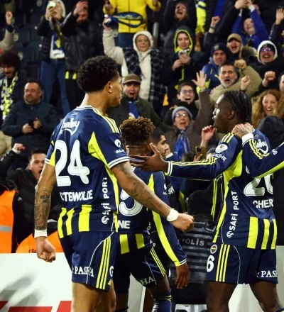 Oosterwolde, Fenerbah&ccedil;e&rsquo;de 100. ma&ccedil;ına &ccedil;ıktı
