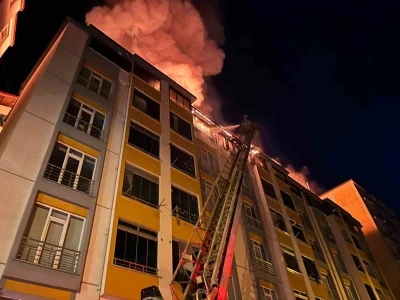 Ordu&rsquo;da binanın &ccedil;atı katı alevlere teslim oldu
