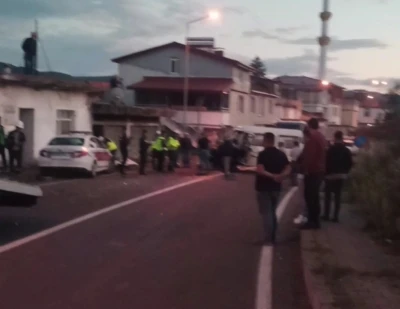 Ordu’da çekici kamyonet ile minibüs kafa kafaya çarpıştı: 3 yaralı
