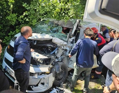 Ordu&rsquo;da &ccedil;&ouml;p kamyonu ile ticari ara&ccedil; kafa kafaya &ccedil;arpıştı: 1 yaralı
