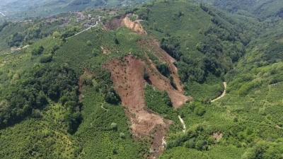 Ordu&rsquo;da heyelan b&ouml;lgesi havadan g&ouml;r&uuml;nt&uuml;lendi: Dağ aşağı kaydı, 400 d&ouml;n&uuml;m alan etkilendi
