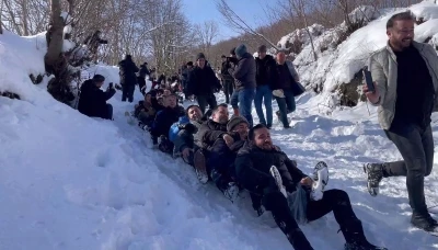 Ordu&rsquo;da kar yağışı eğlenceye d&ouml;n&uuml;şt&uuml;: 150 kişi aynı anda kaymaya &ccedil;alıştı
