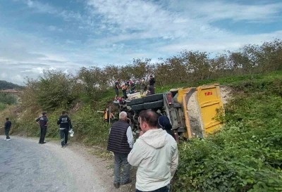Ordu’da kil yüklü kamyon devrildi: 2 yaralı
