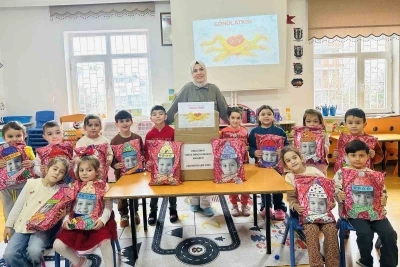 Ordu&rsquo;da minikler, &ouml;rd&uuml;kleri atkıları Hatay&rsquo;daki depremzede akranlarına g&ouml;nderdi
