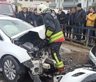 Ordu&rsquo;da otomobiller &ccedil;arpıştı: 3&rsquo;&uuml; ağır 5 yaralı
