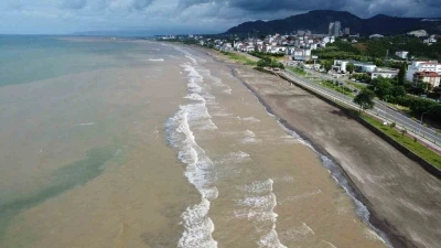 Ordu&rsquo;da sağanak sonrası Karadeniz&rsquo;in rengi değişti
