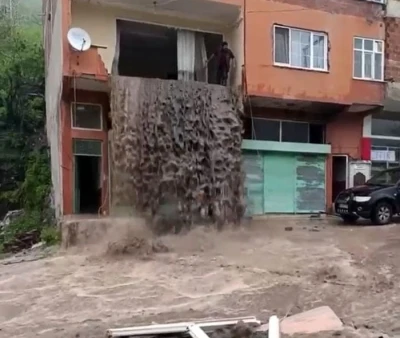 Ordu&rsquo;da sel suları evin i&ccedil;inden şelale gibi aktı
