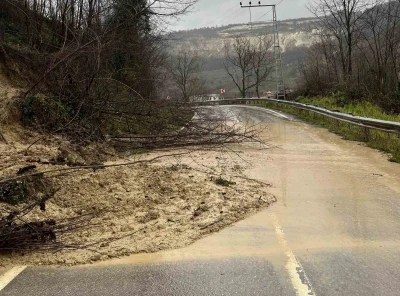 Ordu&rsquo;da &Uuml;nye-Kumru bağlantı yolunda heyelan
