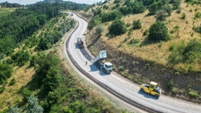 Orhaneli&rsquo;nin yolları yenileniyor
