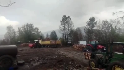 Orman iş&ccedil;ilerinin yakınına yıldırım d&uuml;şt&uuml;, o anlar korkuya neden oldu
