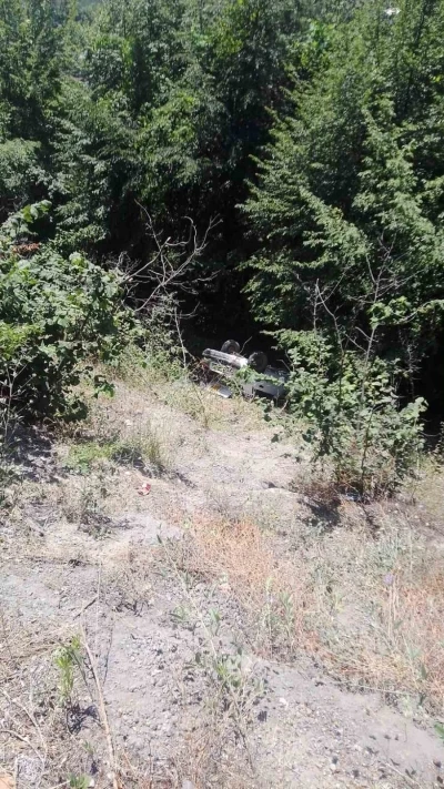 Ormanlık alana u&ccedil;an otomobildeki 3 kişi yaralandı

