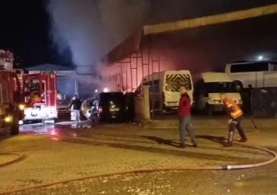Ortaca Sanayi Sitesi&rsquo;nde yangın: 4 ara&ccedil; ve 1 iş yeri zarar g&ouml;rd&uuml;
