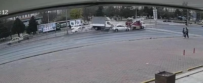 Ortalığın savaş alanına d&ouml;nd&uuml;ğ&uuml; kaza kamerada
