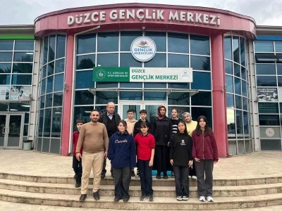 Ortaokul &ouml;ğrencileri gen&ccedil;lik merkezinde
