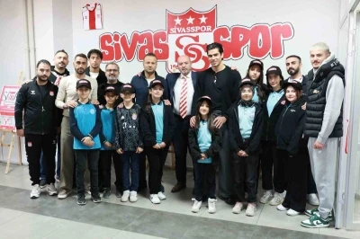 Ortaokul öğrencileri Sivasspor sevgisini resmetti, futbolcular sergiyi açtı

