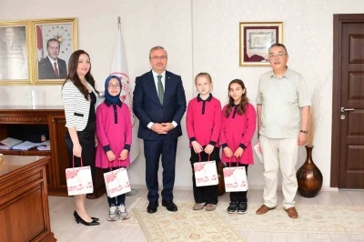 Ortaokul &ouml;ğrencilerinden Gazze&rsquo;deki yaşıtları i&ccedil;in anlamlı kitap
