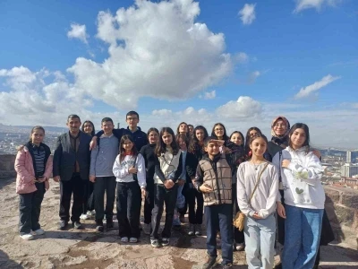 Ortaokul &ouml;ğrencilerinin 2,5 yıllık emekle hazırladığı kitap ve dergi yayımlandı
