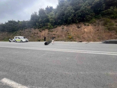 OSB yolunda kontrolden &ccedil;ıkan tır devrildi: 1 yaralı
