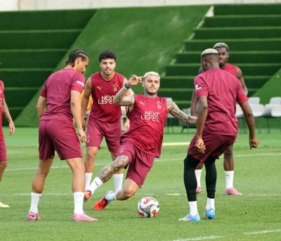 Osimhen, Galatasaray formasıyla ilk antrenmanına çıktı
