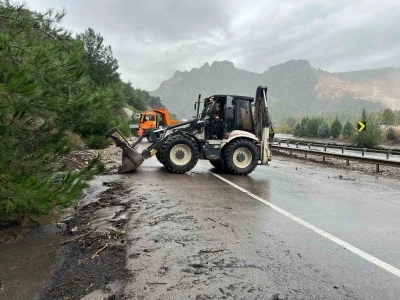 Osmaneli’de sel meydana geldi, D650 karayolu taş ve toprak ile kaplandı
