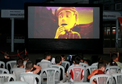 Osmangazi Belediyesi &ccedil;ocuklara yazlık sinema keyfi yaşatıyor
