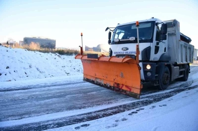 Osmangazi Belediyesi ekipleri tuzlama &ccedil;alışmalarını s&uuml;rd&uuml;r&uuml;yor
