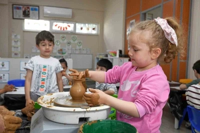 Osmangazi Belediyesi kreşlerinde &ccedil;ocuklar toprağa şekil verdi
