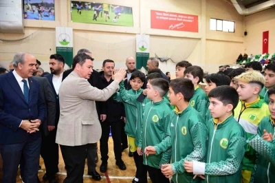 Osmangazi Belediyesi&rsquo;nden amat&ouml;r spor kul&uuml;plerine malzeme desteği
