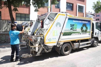Osmangazi&rsquo;de &ccedil;&ouml;p evden 2,5 ton geri d&ouml;n&uuml;ş&uuml;m atığı &ccedil;ıkarıldı
