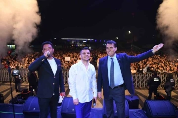Osmangazi Meydanı&rsquo;nda coşku s&uuml;r&uuml;yor
